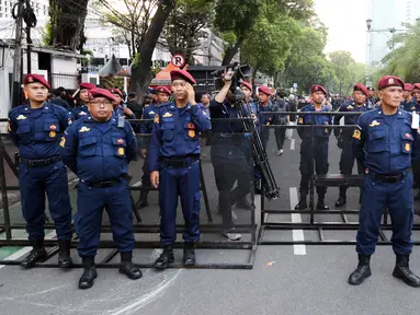 Petugas keamanan berjaga di kawasan Komisi Pemilihan Umum (KPU), Jakarta, Selasa (12/12/2023). Sebanyak 2.120 personel Polri mengamankan jalannya debat perdana calon presiden-calon wakil presiden (Capres-Cawapres) untuk Pemilihan Presiden (Pilpres) 2024. (Liputan6.com/Herman Zakharia)