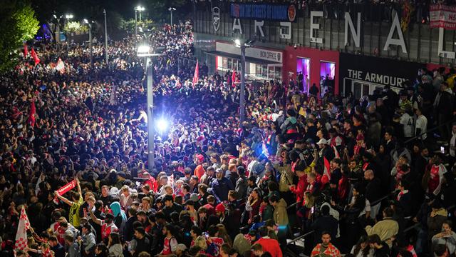 Foto: Penantian 22 Tahun Terbayarkan, Suka Cita Suporter Arsenal saat The Gunners Pastikan Gelar Juara Liga Inggris 2025/2026