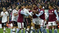 Pemain Manchester United (MU) Cristiano Ronaldo, dan pemain Aston Villa Tyrone Mings, terlibat pertengkaran pada lanjutan&nbsp;Liga Inggris di Villa Park, Inggris, Minggu, 6 November 2022. (AP Photo/Rui Vieira)