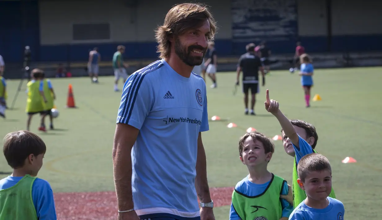 Senyum Andrea Pirlo saat bermain dengan junior New York City FC di sebuah kamp di New York, AS (23/7/2015). New York City FC mengontrak Pirlo dengan nilai antara 4,4 hingga 5,3 juta euro per musim. (REUTERS/Mike Segar)