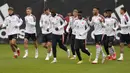 Para pemain Bayern Munchen melakukan pemanasan saat sesi latihan di Munchen, Jerman, Selasa (19/10/2021). Bayern Munchen akan menghadapi Benfica pada pertandingan Grup E Liga Champions pada 20 Oktober 2021 waktu setempat. (AP Photo/Matthias Schrader)