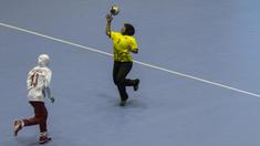 Atlet bola tangan Malaysia, Farah Atifah Ahmad Yusop, saat melawan Indonesia pada laga Asian Games 2018 di GOR Popki Cibubur, Jakarta Timur, Selasa (14/8/2018). Indonesia menang 23-15 atas Malaysia. (Bola.com/Vitalis Yogi Trisna)