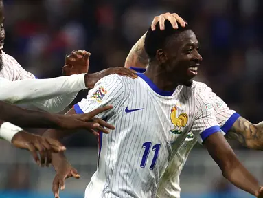 Penyerang Prancis, Ousmane Dembele melakukan selebrasi usai mencetak gol saat pertandingan sepak bola UEFA Nations League 2024/2025, Grup 2 League A leg pertama melawan Belgia di Parc Olympique Lyonnais, Lyon, 9 September 2024 atau Selasa (10/9/2024) dini hari WIB. (Franck FIFE/AFP)