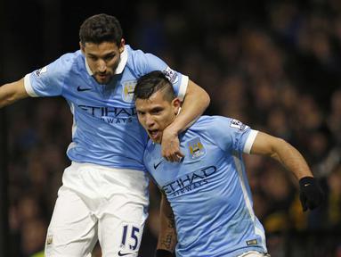 Pemain Mancehter City, Sergio Aguero merayakan gol bersama rekannya, Jesus Navas pada lanjutan Liga {remier Inggris di Stadion Vicarage Road, Inggris, Minggu (3/1/2016) dini hari WIB. (Reuters/Paul Childs)