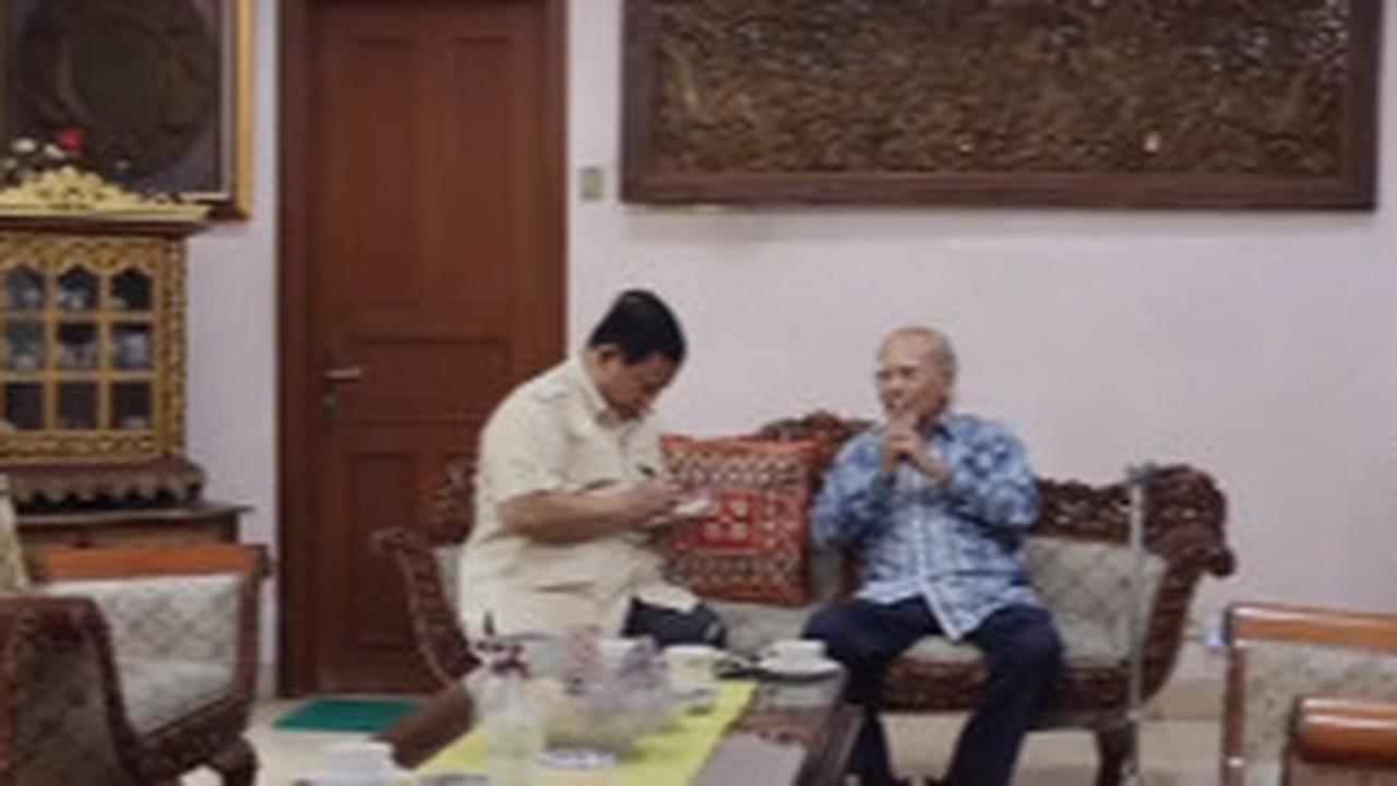 VIDEO: Adab Prabowo Tunduk Hormat Bertemu Emil Salim, Sopan Catat Nasihat
