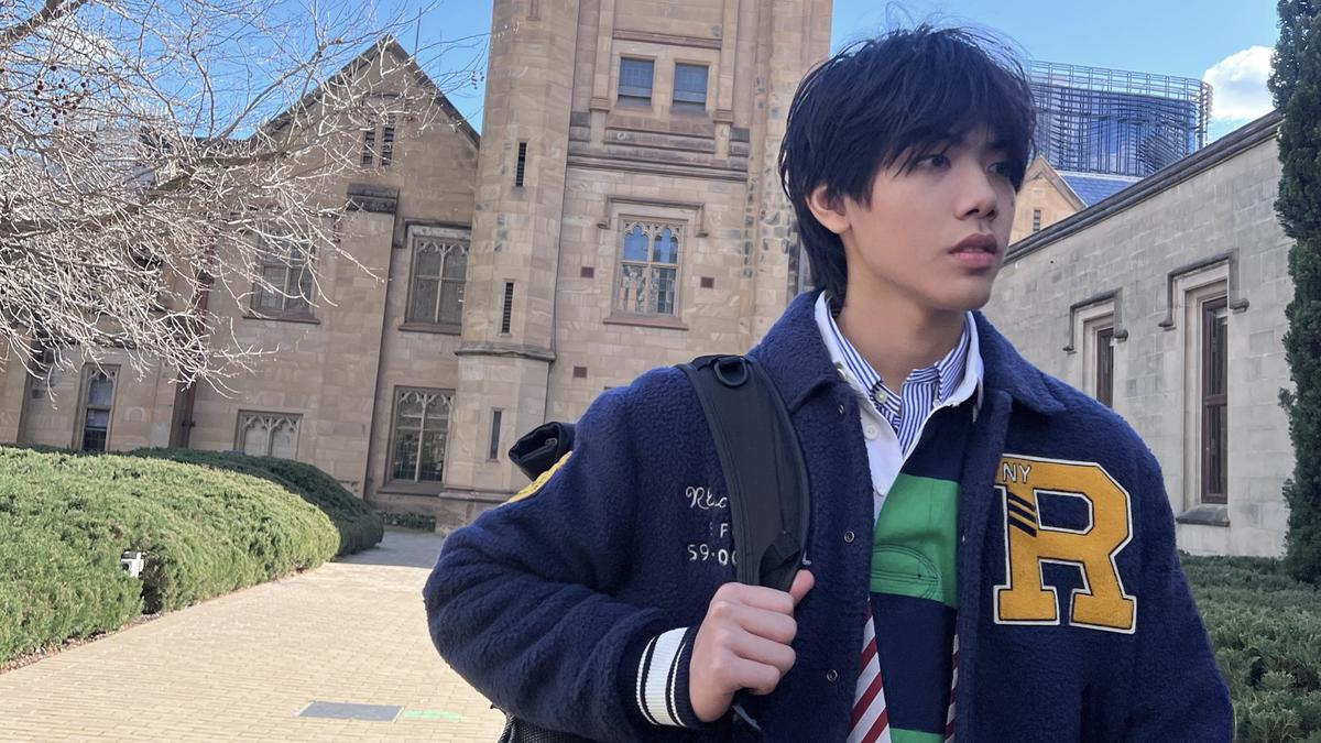 Devon Kei Enzo Jadi Mahasiswa di Usia 15 Tahun, Buktikan Jenius Juga Bisa Punya Style