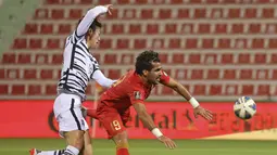 Pemain Korea Selatan Hwang Ui-jo (kiri) berebut bola dengan bek Suriah Muayad al-Khouli pada lanjutan kualifikasi Piala Dunia 2022 zona AFC di Stadion Al-Rashid, di Dubai, Selasa (1/2/2022). Korea Selatan menang atas Suriah 2-0. (AFP/Karim Sahib)