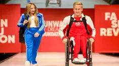 Model disabilitas memamerkan pakaian adaptif merek Adidas pada koleksi Runway of Dreams Foundation Spring/Summer 2024 sebagai bagian dari New York Fashion Week di New York, Amerika Serikat, Rabu (13/9/2023). (Photo by Andy Kropa/Invision/AP)