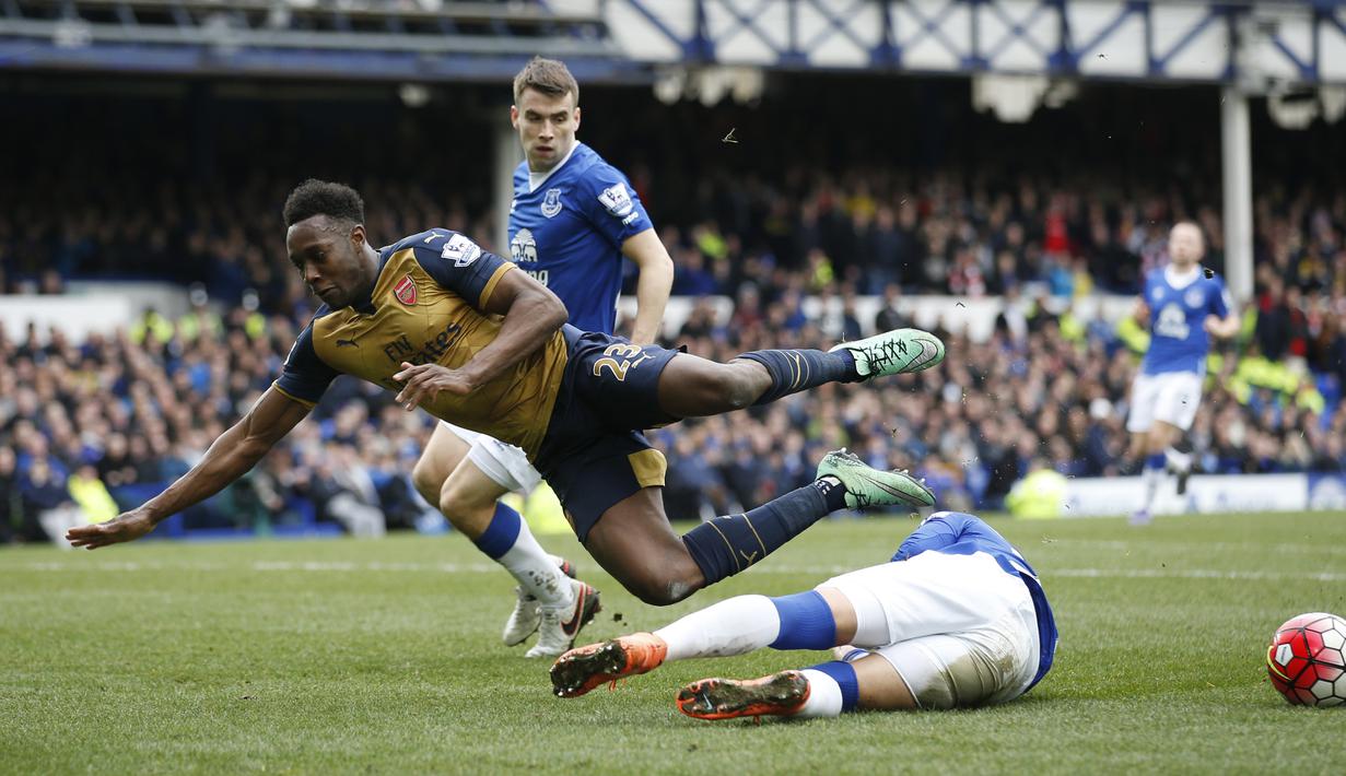 Striker Arsenal, Danny Welbeck, terjatuh saat berebut bola dengan pemain Everton dalam laga Liga Inggris di Stadion Goodison Park, Sabtu (19/3/2016). (Action Images via Reuters/Carl Recine)