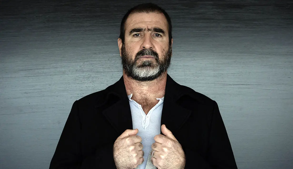 Mantan pesepak bola MU, Eric Cantona, berpose saat sesi pemotretan di Paris, Prancis, Rabu (12/11/2014). (AFP/Stephane De Sakutin)