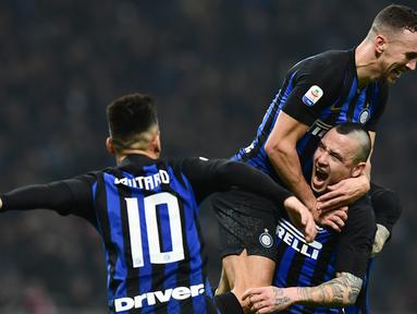 Gelandang Inter Milan Radja Nainggolan (kanan bawah) melakukan selebrasi bersama Lautaro Martinez dan Ivan Perisic usai mencetak gol ke gawang Sampdoria pada Serie A di Stadion San Siro, Milan, Minggu (17/2). Inter Milan menang 2-1. (Miguel MEDINA/AFP)