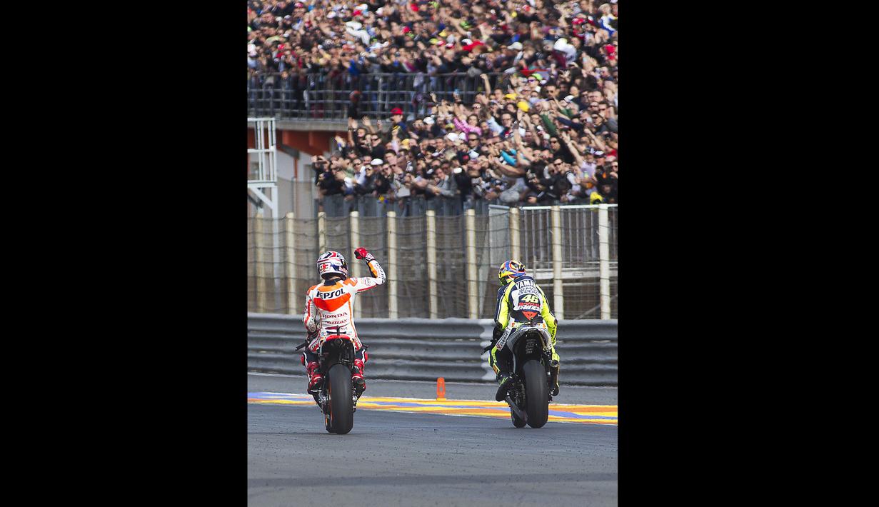 Namun pada akhirnya baik Marquez dan juga Rossi bahkan terlihat akrab usai insiden yang terjadi pada balapan di Sirkuit Sepang, Malaysia, MotoGP 2015. (Foto: AFP/Jaime Reina)