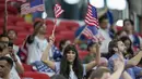 Seorang fans wanita tim Amerika Serikat menyemangati timnya sebelum dimulainya pertandingan grup B Piala Dunia 2022 Qatar antara Inggris dan Amerika Serikat di Stadion Al Bayt di Al Khor, Qatar, Sabtu (26/11/2022). Di pertandingan ini Inggris dan Amerika Serikat bermain imbang 0-0. (AP Photo/Ashley Landis)