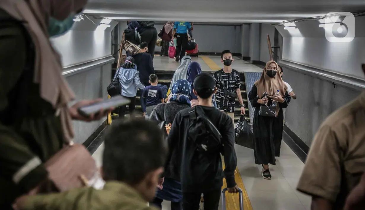 <p>Penumpang kereta api Dharmawangsa dari Surabaya tiba di Stasiun Pasar Senen, Jakarta, Kamis (5/5/2022). Sebanyak 38.400 penumpang yang berangkat dari seluruh stasiun KA Jarak Jauh tiba di area Daop 1 Jakarta pada H+3 lebaran. (Liputan6.com/Faizal Fanani)</p>