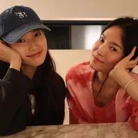 Beberapa waktu lalu, momen akrab dan kedekatan antara Song Hye Kyo dan Bae Suzy menghebohkan jagat internet. Keduanya mengunggah momen berdua yang terlihat manis. [Foto: Instagram/kyo1122]
