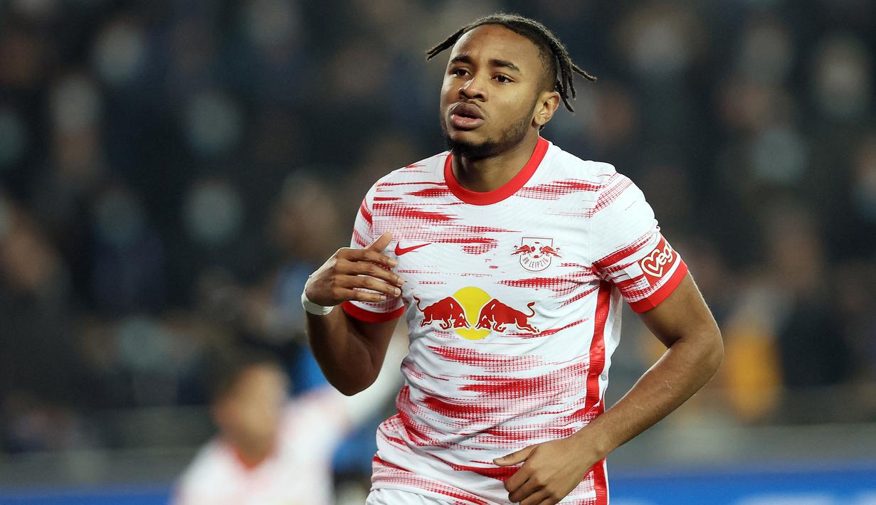 Steven Nkunku. Striker RB Leipzig ini menjadi satu-satunya penghuni barisan top skor sementara Liga Champions yang gagal lolos ke babak 16 Besar. Catatan 7 golnya terhenti usai RB Leipzig finis di posisi ketiga Grupa A meski di laga terakhir menang 2-1 atas Manchester City. (AFP/Belga/Bruno Fahy)