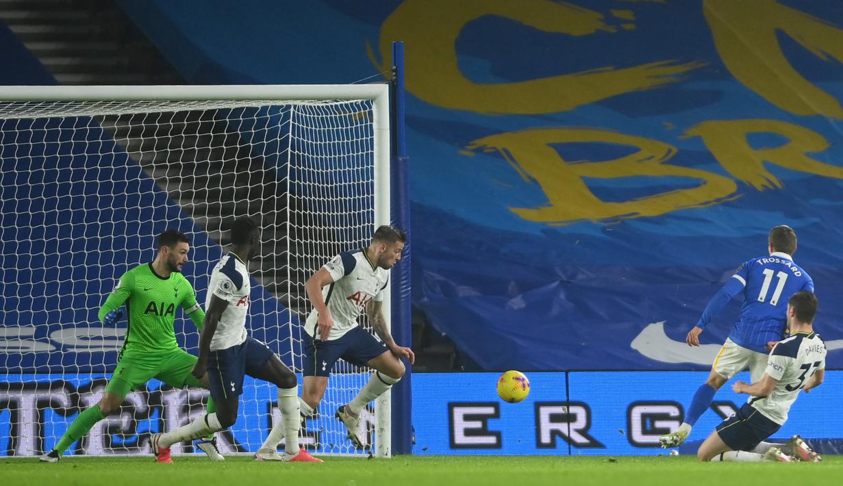 Gelandang Brighton and Hove Albion, Leandro Trossard (11) melepaskan tendangan yang berbuah gol ke gawang Tottenham Hotspur dalam laga lanjutan Liga Inggris 2020/21 pekan ke-21 di American Express Community Stadium, Minggu (31/1/2021). Brighton menang 1-0 atas Tottenham. (AFP/Mike Hewitt/Pool)
