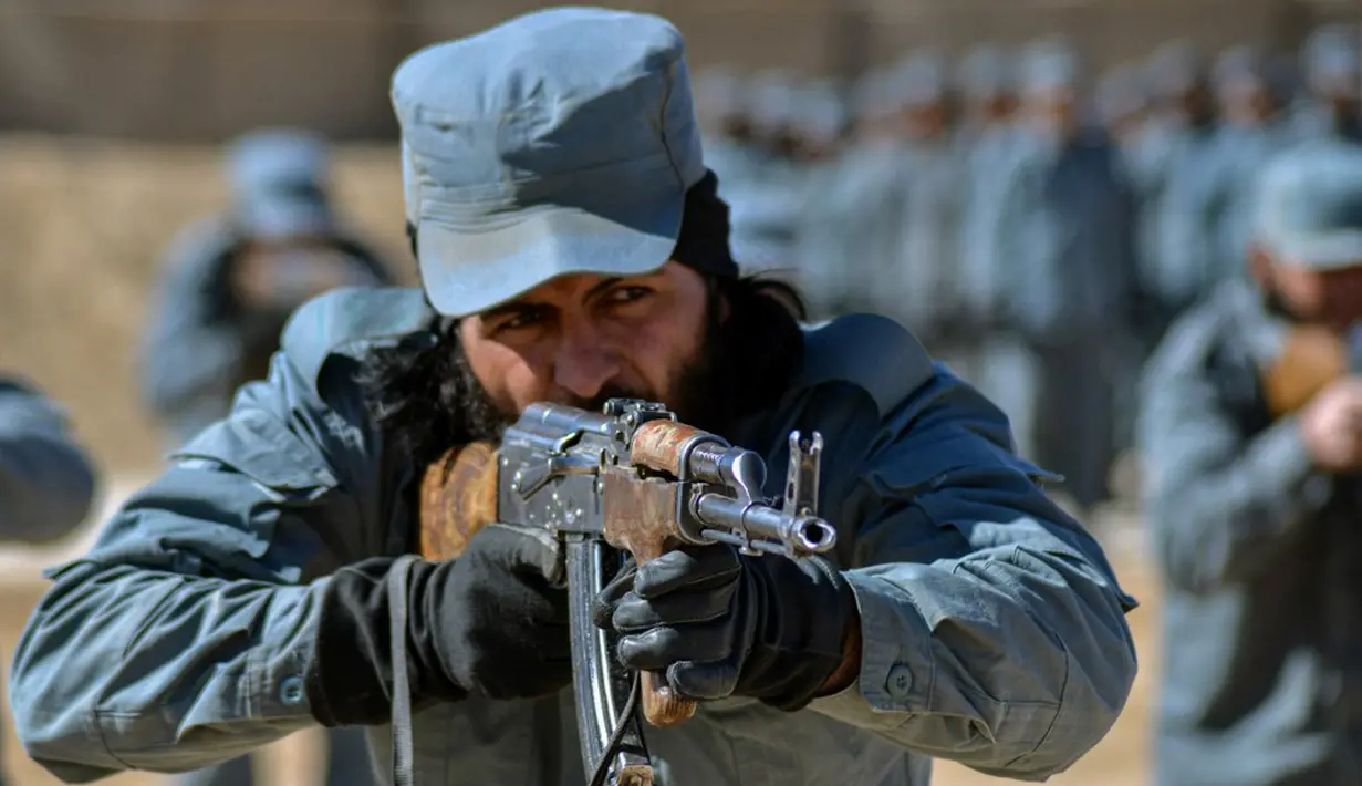 Pasukan Taliban yang baru direkrut menunjukkan keterampilan mereka saat upacara kelulusan di Pusat Pelatihan Polisi Nasional Abu Dujana, Kandahar, Afghanistan, 9 Februari 2022. (Javed TANVEER/AFP)