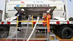 Direktur Teknik dan Komersial Pertagas Niaga Eko Agus Sardjono (kiri) bersama Direktur Operasi Badak NGL Yhenda Permana melihat proses pengisian LNG dari Plant 26 di area kilang LNG Badak, Kalimantan Timur, Rabu (28/10). (Liputan6.com/Immanuel Antonius)