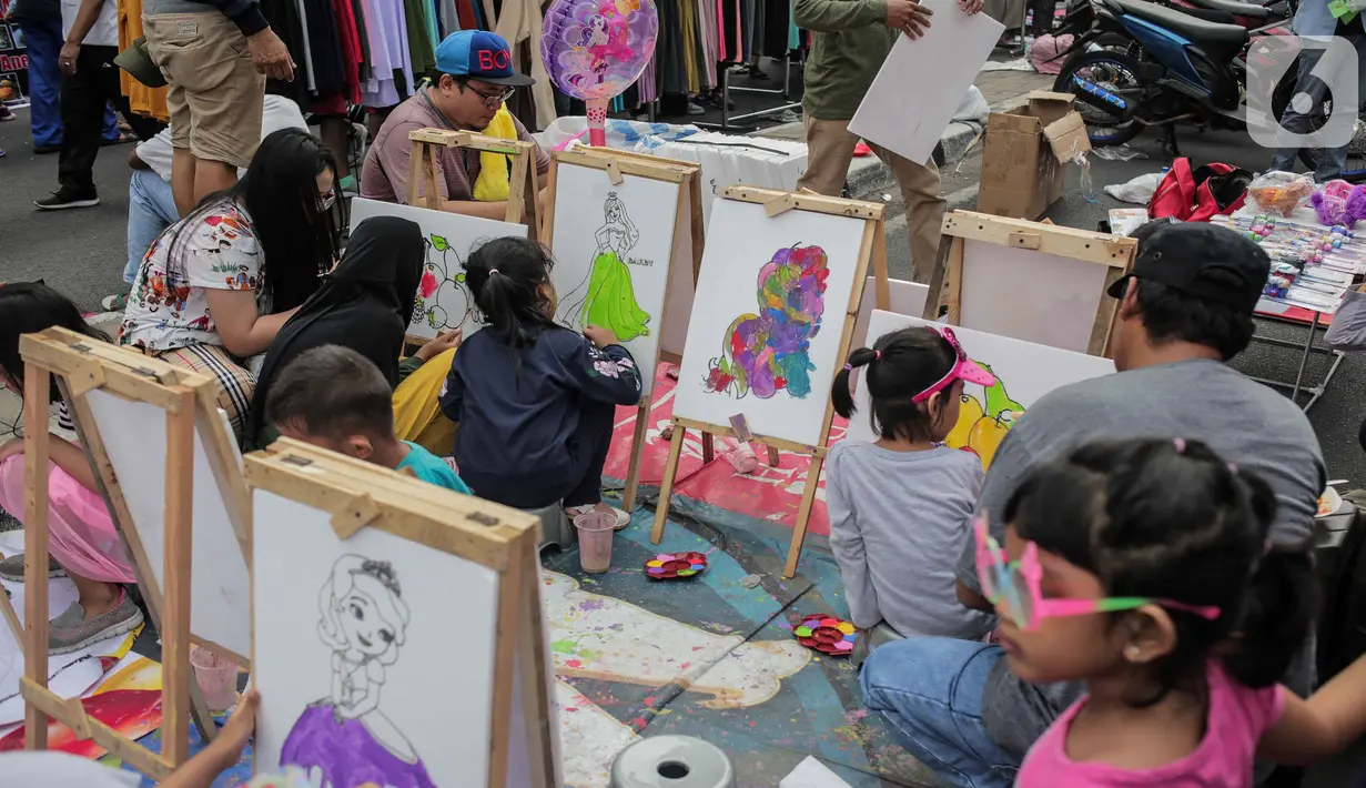 Anak-anak mewarnai gambar saat car free day (CFD) di kawasan Bundaran HI, Jakarta, Minggu (27/10/2019). Kegiatan tersebut digelar untuk melatih keterampilan motorik halus serta mengembangkan kreativitas dan imajinasi pada anak. (Liputan6.com/ Faizal Fanani)