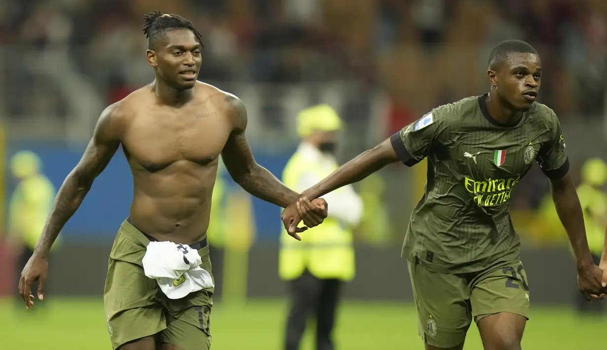 Pemain AC Milan Rafael Leao (kiri) Pierre Kalulu merayakan akhir laga giornata ke-3 Liga Italia melawan Bologna di San Siro, Minggu dini hari WIB (28/8/2022). LAC Milan sukses mengalahkan Bologna 2-0 dengan gol-gol kemenangan skuad asuhan Stefano Pioli dibukukan Rafael Leao dan Olivier Giroud. (AP Photo/Luca Bruno)