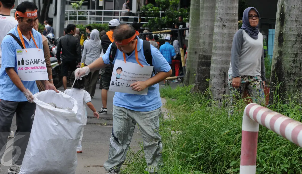 Para komunitas peduli lingkungan saat turut serta dalam aksi Clean Up di Jakarta, Minggu (21/2). Kegiatan ini dilakukan untuk memperingati Hari Peduli Sampah Nasional (HPSN) 2016. (Liputan6.com/Helmi Afandi)