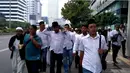 Berjalan dengan mengenakan celana warna gelap dengan berkalung surban, ia menyusuri jalanan bersama dengan para pendemo lain. (Instagram/ahmaddhaniprast)