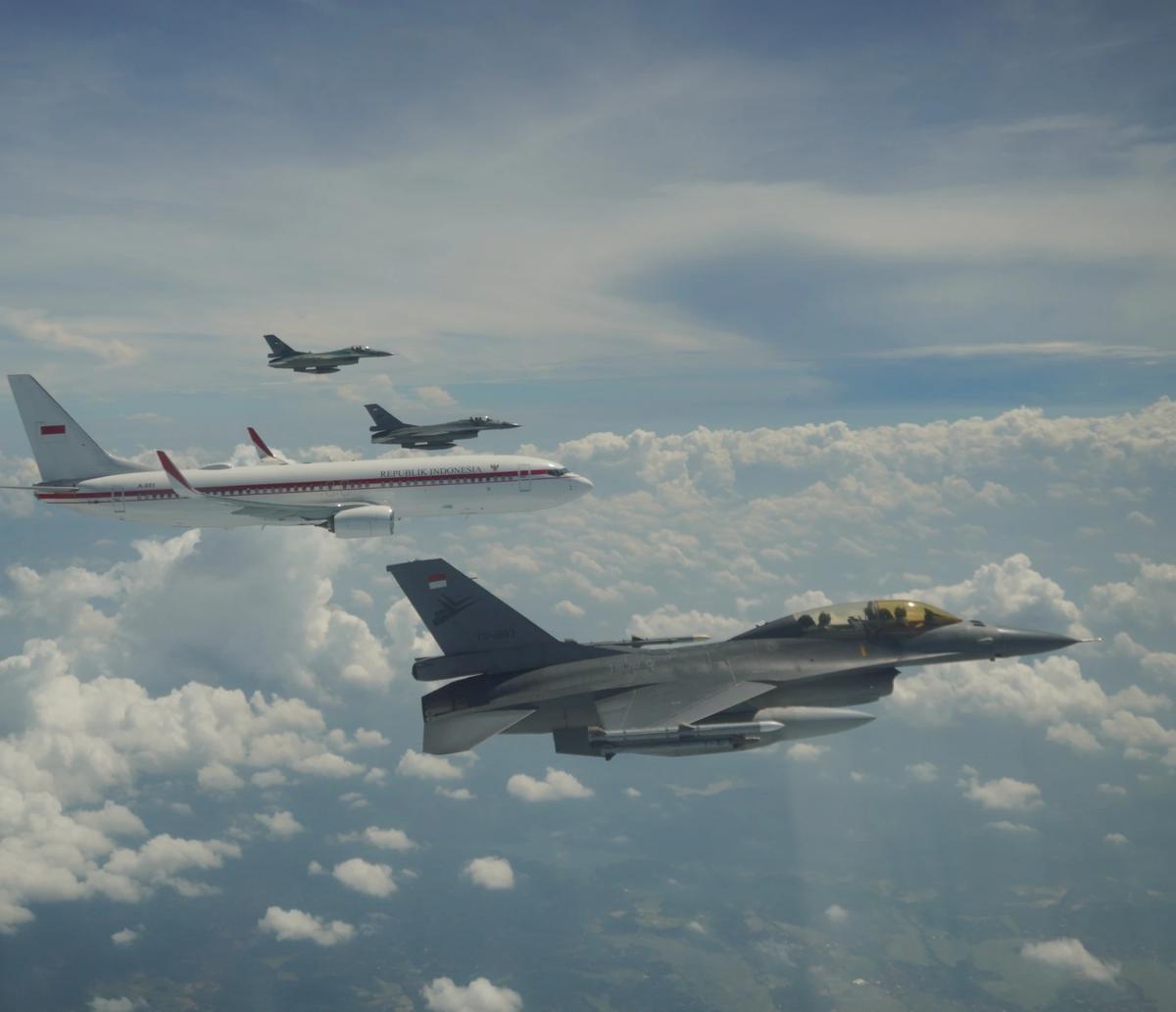 Potret 4 Jet Tempur TNI AU Bentuk Formasi kawal pesawat Prabowo