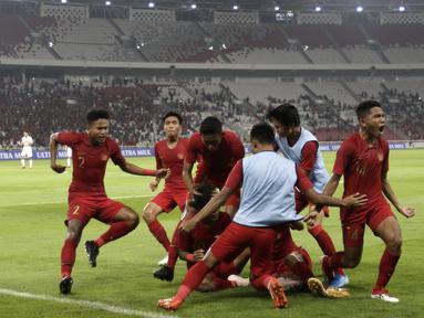 Pemain Timnas Indonesia U-19 merayakan gol yang dicetak Bagus Alfikri pada laga Kualifikasi AFC U-19 2020 di Stadion GBK, Jakarta, Minggu (10/11). Indonesia U-19 berhasil menahan imbang 1-1 DPR Korea. (Bola.com/Yoppy Renato)