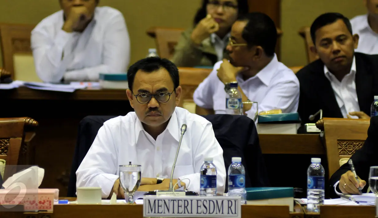 Sudirman Said bersama Komisi VII membahas progres terkait divestasi saham PT Freeport Indonesia, Blok Masela, Blok Mahakam, pengoperasian Lapindo, hingga harga gas, Jakarta, Senin (25/1/2016). (Liputan6.com/Johan Tallo)
