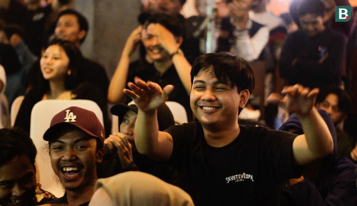 <p>Reaksi penonton saat nobar laga final Piala Dunia 2022 bersama Federal Oil yang berlangsung di daerah Kemang, Jakarta Selatan, Minggu (18/12/2022) malam WIB. Argentina berhasil mengalahkan Prancis melalui babak penalti dengan skor 4-2. (Bola.com/Muhammad Aldiansyah)</p>