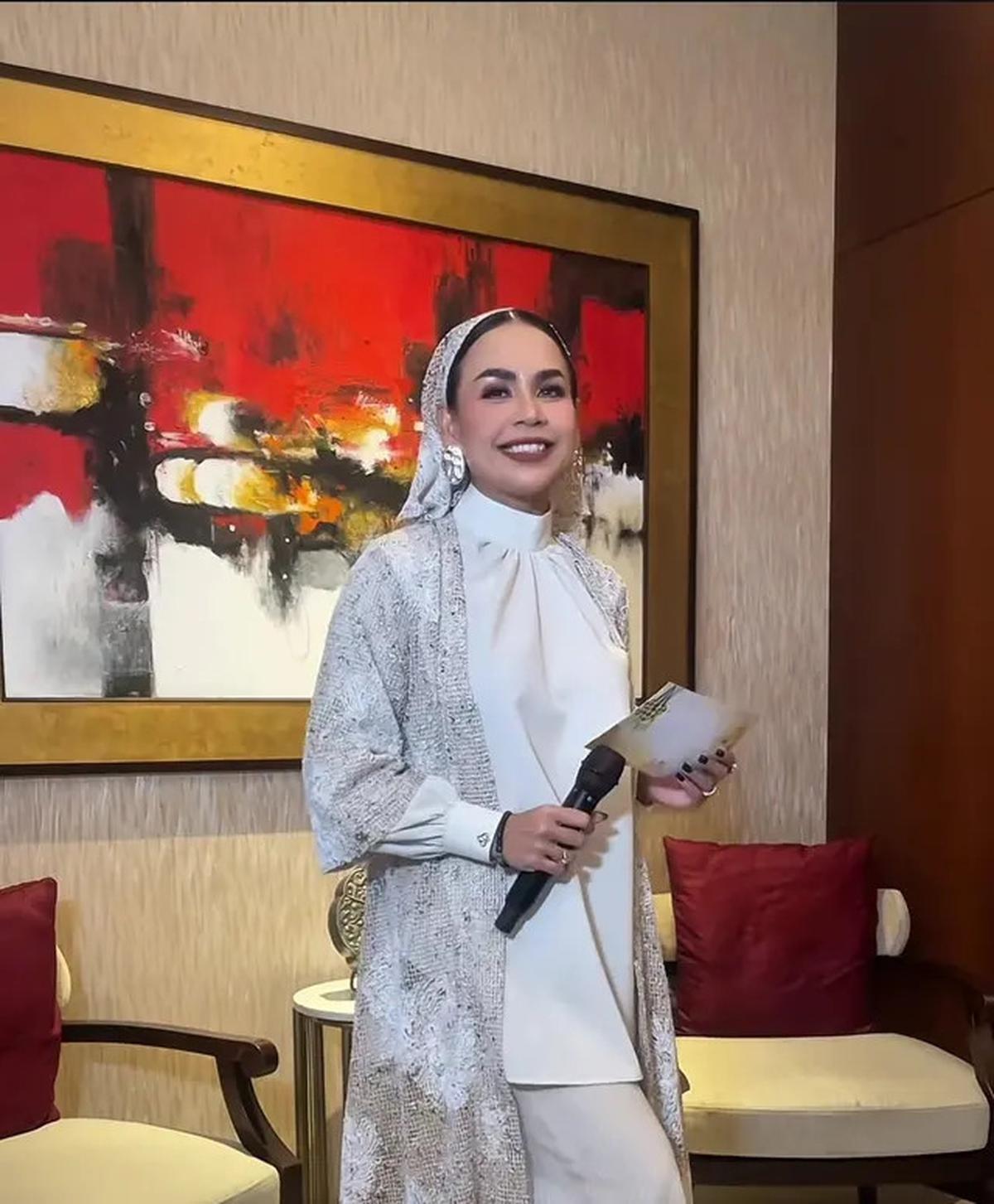 7 Potret Melaney Ricardo Jadi MC Buka Puasa, Dapat Berkah Ramadhan