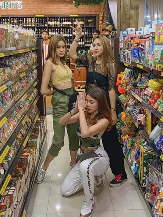 Tidak sendiri, Andira memilih berlibur bersama teman-temannya yang juga merupakan selebgram seperti Regina Phoenix dan Jovanka R. Alexandra. (Liputan6.com/IG/@reginaaphx)