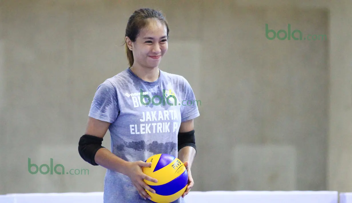 Berlian Marsheilla menebarkan senyum manis saat berlatih bersama  Jakarta Elektrik PLN pada Lanjutan Proliga 2016 di Gor Ken Arok, Malang, Minggu (21/2/2016). (Bola.com/Nicklas Hanoatubun)