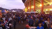 Pertandingan Persib Bandung vs Mitra Kukar telah dimulai. Namun masih ada ribuan penonton yang belum masuk ke stadion.