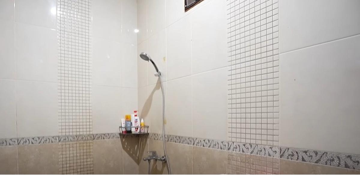 5 Potret Kamar Mandi Jirayut di Rumah Kontrakannya Sampai Bikin Andre Taulany Terkejut