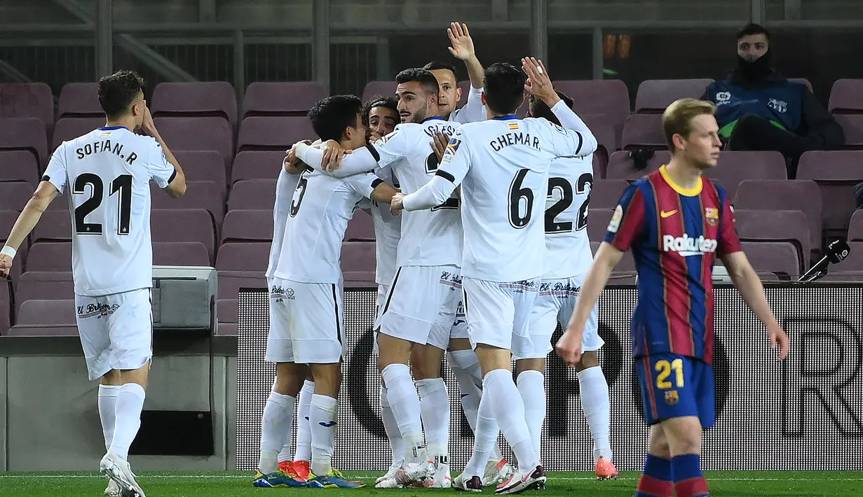 Para pemain Getafe merayakan gol pertama ke gawang Barcelona lewat gol bunuh diri bek Barcelona, Clement Lenglet dalam laga lanjutan Liga Spanyol 2020/2021 pekan ke-32 di Camp Nou Stadium, Barcelona, Kamis (22/4/2021). Getafe kalah 2-5 dari Barcelona. (AFP/Lluis Gene)
