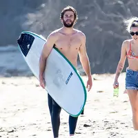 Pasangan yang selalu heboh dengan berita putus-nyambungnya ini dikabarkan tengah berbahagia. Miley Cyrus dan Liam Hemsworth terlihat sedang menikmati liburan mereka di sebuah pantai. (doc.dailymail.com)