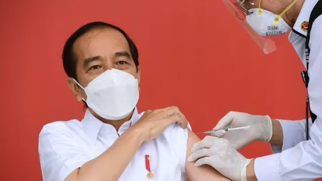FOTO: Presiden Jokowi Disuntik Vaksin COVID-19 Pertama di Indonesia