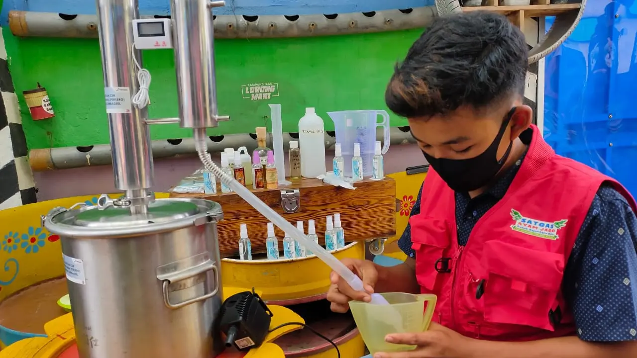 Aktivitas Produksi Hand Sanitizer ala Warga Palembang untuk Lawan Covid-19