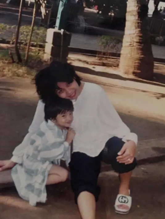 "Selamat hari ibu, mummy" (via instagram/@nikitawillyofficial94)