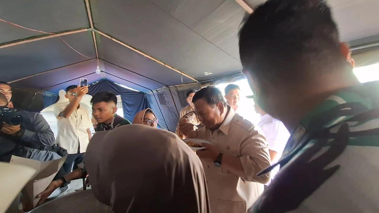 Momen Prabowo Menyantap Ikan Tongkol di Posko Pengungsian Korban Banjir Bireuen, Habis Tak Tersisa