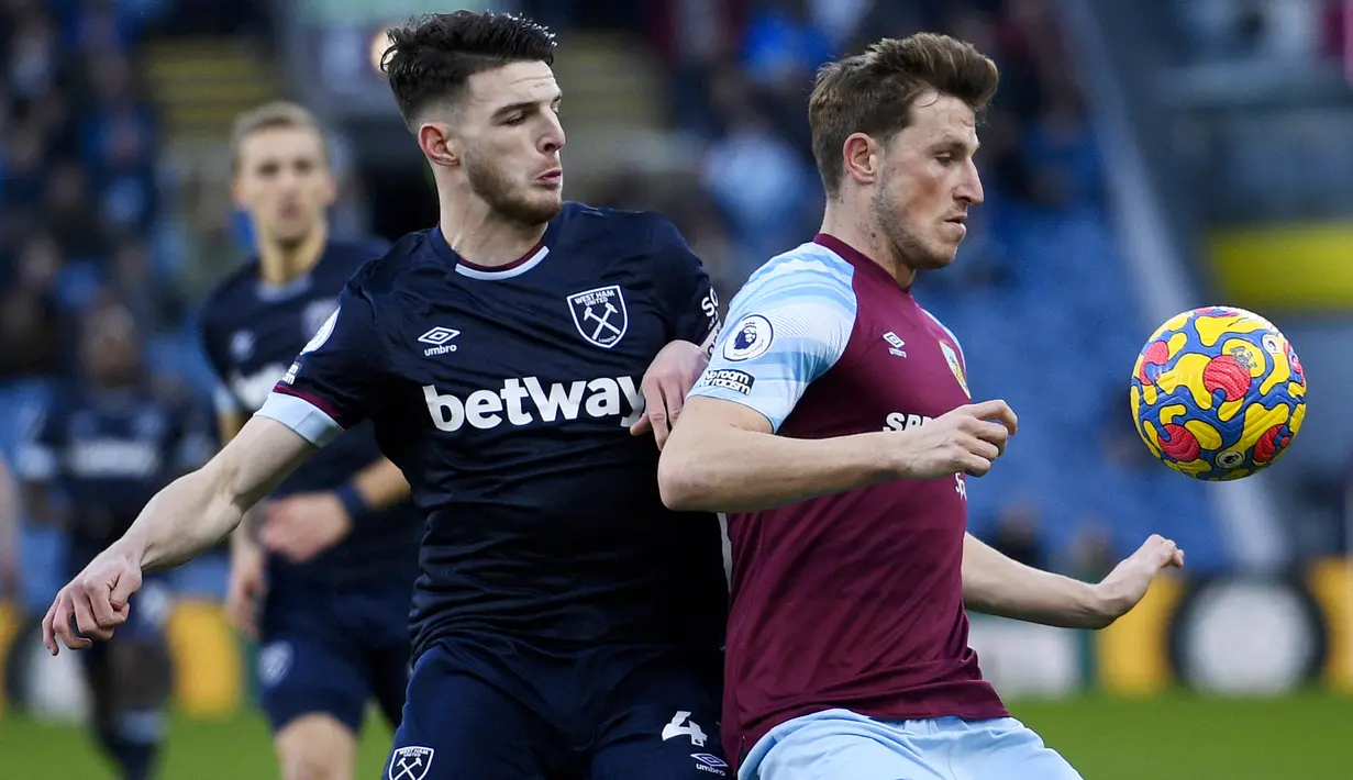 Chris Wood. Striker Burnley berusia 30 tahun ini gagal membawa timnya dari zona degradasi hingga pekan ke-16. Perannya tak sementereng musim lalu, dimana ia baru mencetak 3 gol dari 15 laga. Akibat pola umpan jauh, ia juga sangat sering terjebak offside, yaitu sebanyak 14 kali. (AFP/Oli Scarff)