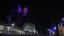 Sebanyak 500 drone terbang membentuk pemain sepak bola saat Super Bowl LVI Drone Show di atas Los Angeles Convention Center, California, Amerika Serikat, 11 Februari 2022. The Rams dijadwalkan bertanding melawan Cincinnati Bengals dalam Super Bowl pada 13 Februari 2022. (AP Photo/Damian Dovarganes)