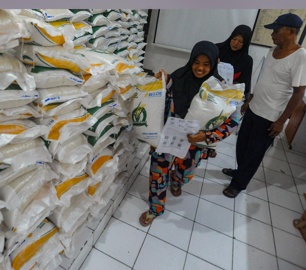 Warga menerima bantuan sosial beras saat penyaluran bantuan cadangan pangan di kantor Kelurahan Meruyung, Depok, Sabtu  (11/5/2024). Pemerintah kembali menyalurkan bantuan pangan beras 10 kilogram dari Cadangan Beras Pemerintah (CBP) tahap dua (April, Mei