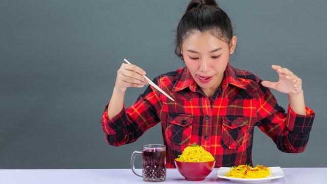 Ilustrasi kenyang, menyantap makanan, makan, spageti