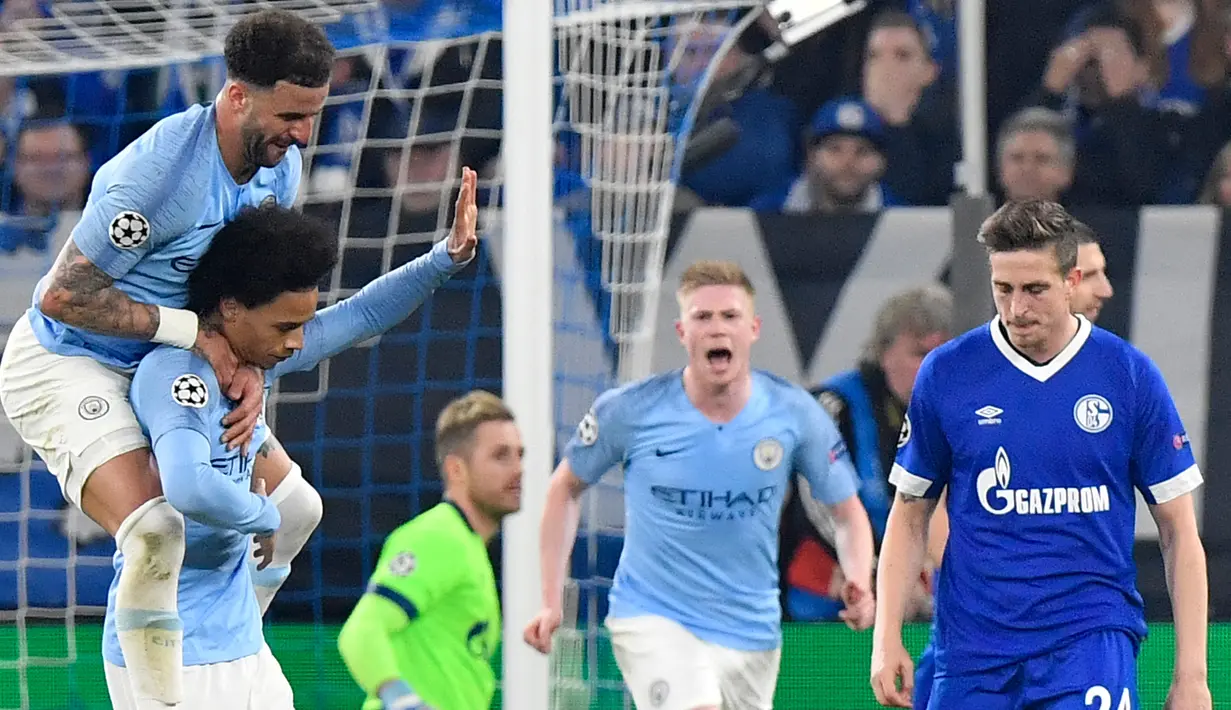 Gelandang Manchester City, Leroy Sane (kedua kiri) berselebrasi usai mencetak gol ke gawang Schalke 04 selama pertandingan 16 Liga Champions di Veltins Arena di Gelsenkirchen, Jerman (20/2). City menang tipis atas Schalke 3-2. (AP Photo/Martin Meissner)