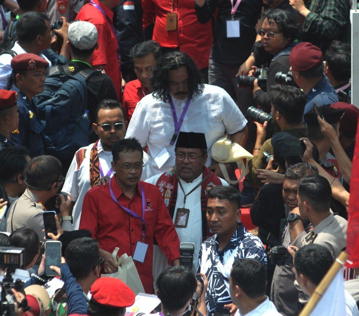 Pasangan Pramono Anung-Rano Karno tiba di Komisi Pemilihan Umum Provinsi DKI Jakarta, Rabu (28/8/2024). Pramono-Rano yang diusung oleh Partai Demokrasi Indonesia Perjuangan (PDIP) siap bertarung di Pilkada DKI Jakarta Tahun 2024. Foto: merdeka.com / Imam 