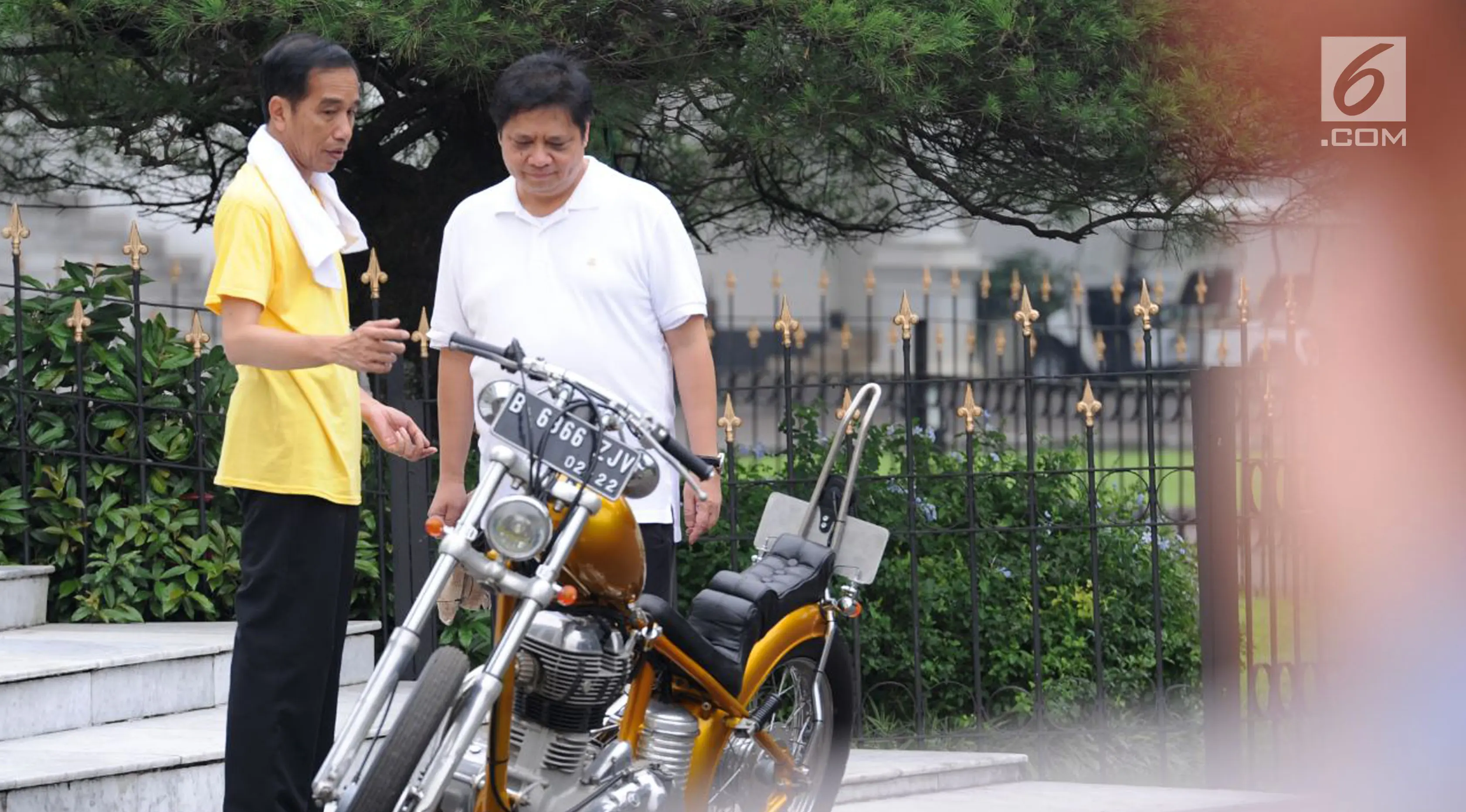 Presiden Joko Widodo atau Jokowi (kiri) menunjukkan motornya kepada Menteri Perindustrian Airlangga Hartarto saat olahraga bersama di Istana Bogor, Sabtu (24/3). Jokowi mengaku Airlangga ingin melihat motor miliknya. (Liputan6.com/Pool/Biro Pers Setpres)