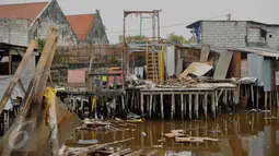 Suasana bangunan yang berantakan dan rusak di kawasan Pasar Ikan Luar Batang, Penjaringan, Jakarta Utara, Minggu (10/4). Warga nantinya direlokasi ke beberapa rusun di Ibu Kota, misalnya ke Rusun Rawa Bebek dan Rusun Marunda. (Liputan6.com/Gempur M Surya)